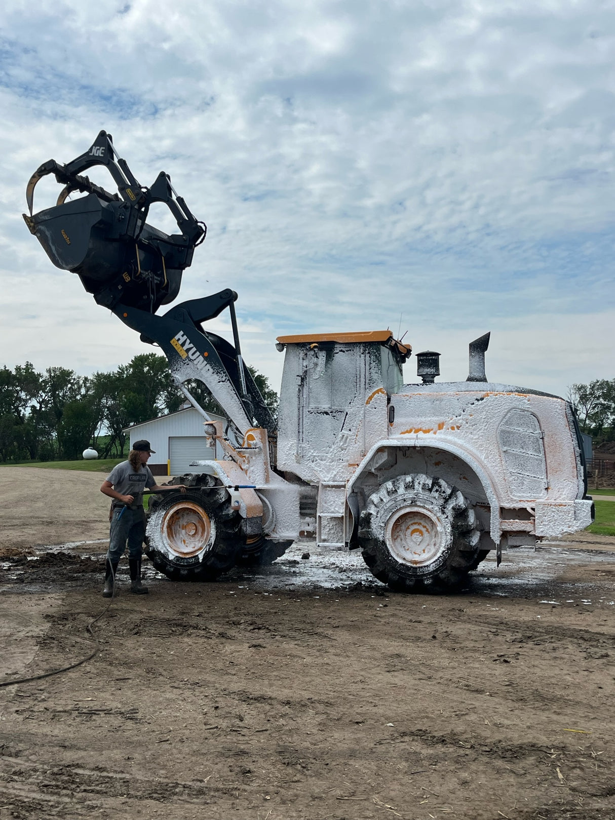 T&T Cleaner in use on a payloader